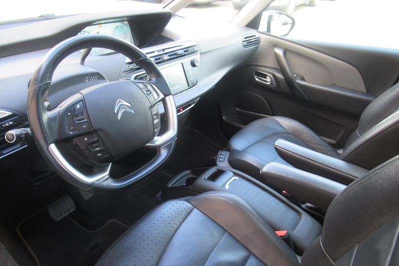 Citroën C4 Picasso 2.0 HDi AT PANORAMA NAVIGACE - fotka 17 z 32