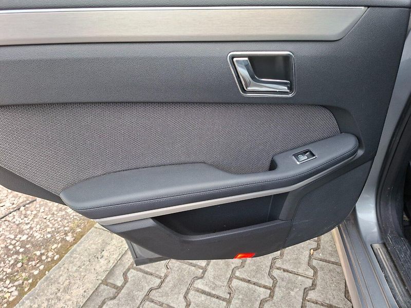 Mercedes-Benz Třídy E (2011) E 250 CDI 150kW 4MATIC - fotka 32 z 41
