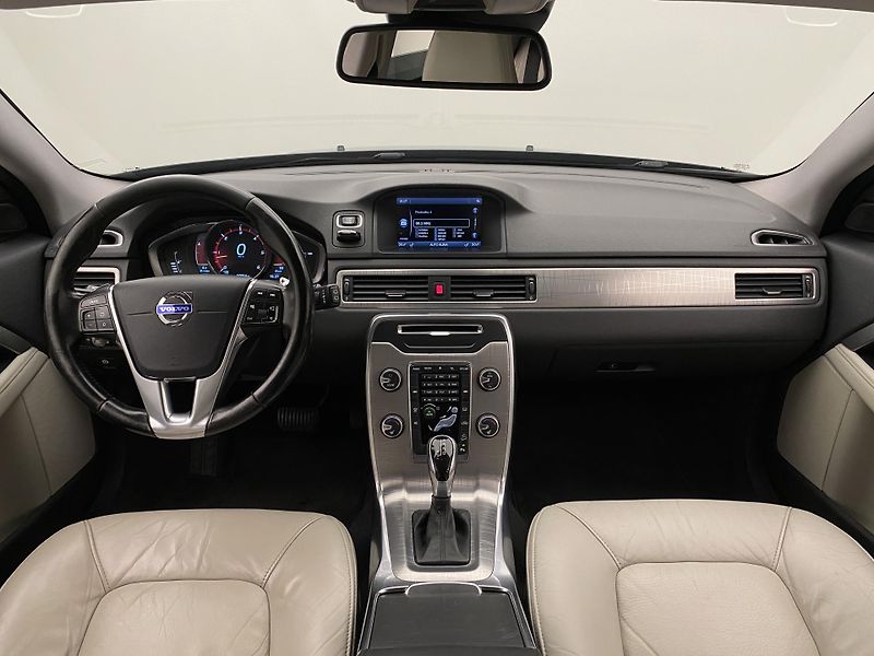 Volvo XC70 D5 AWD MOMENTUM CZ AUT - fotka 39 z 47