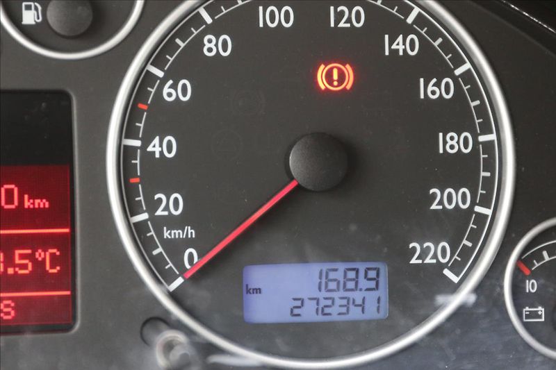 Volkswagen Multivan 2,5 TDi, Tažné , Klima - fotka 18 z 40