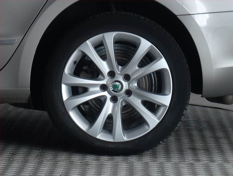 Škoda Superb (2012) Elegance 2.0 TDI, Xenony - fotka 14 z 17