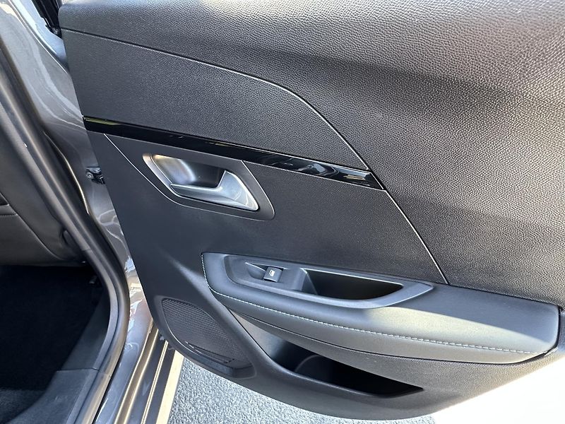 Peugeot 208 (2021) 1.2 PureTech ALLURE *AUTOMAT  - fotka 26 z 41