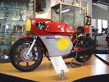 Motocykl MV Agusta Corsa 500 ST76 se kterým Agostini závodil v roce 1976.