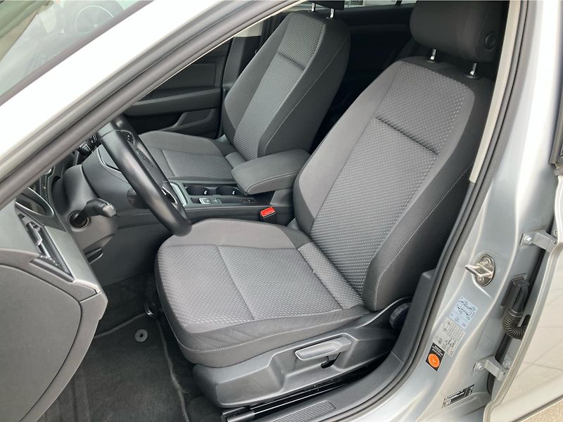 Volkswagen Passat 2.0 TDI 110 kW Business Premiu - fotka 25 z 30