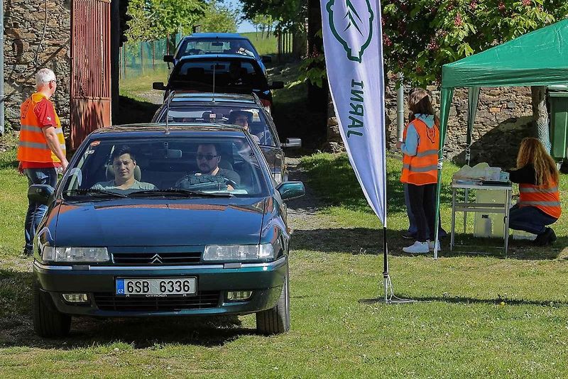 Jarní koulení - sraz automobilů a příznivců značky Citroën na zámku ve Svojšíně na Tachovsku.