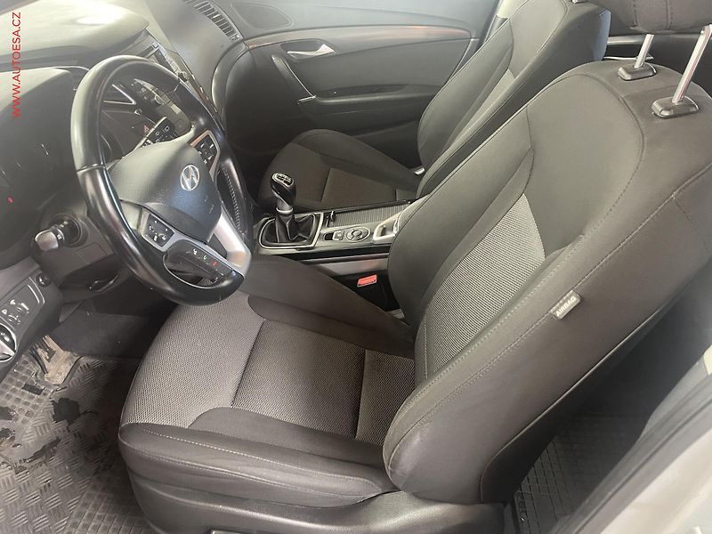 Hyundai i40 (2014) 1.7 CRDi, ČR, AC, TZ, park - fotka 9 z 16