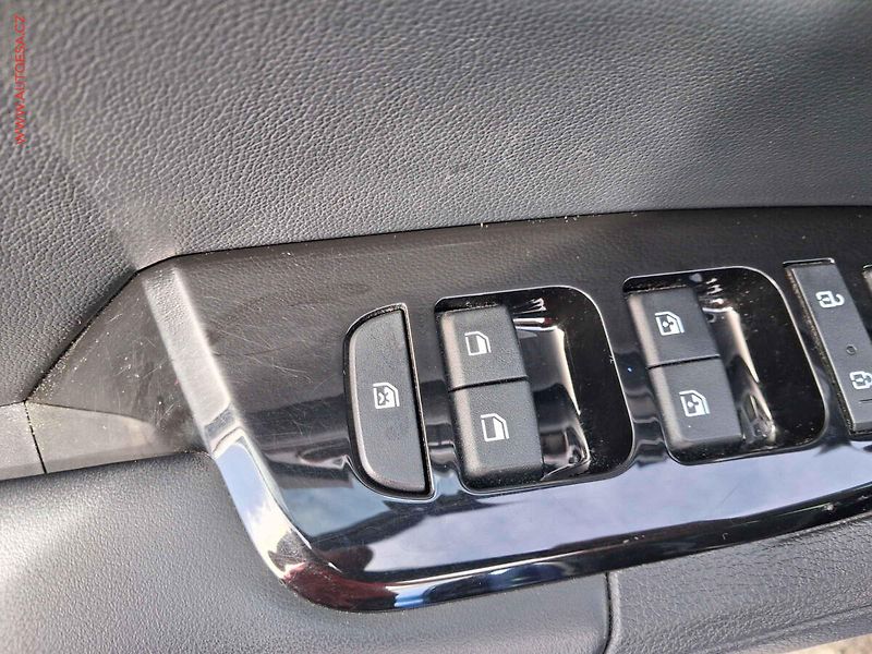 Kia Sportage (2023) 1.6 T-GDi, ČR, TOP, LED - fotka 16 z 23