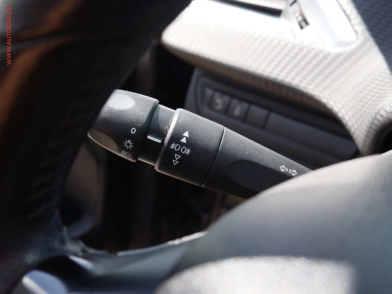 Peugeot 2008 (2015) 1.2i, AC, tempo - fotka 13 z 24