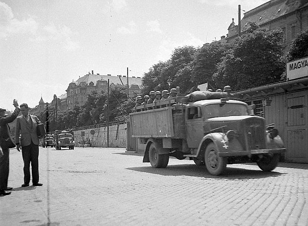 Náklaďák Opel Blitz veze německé vojáky v Maďarsku., zdroj: Wikimedia Commons, Fortepan-Album, CC BY-SA 3.0