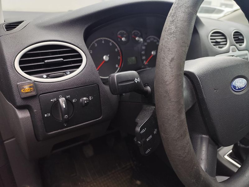 Ford Focus (2006) 1.6 74kW Trend - fotka 10 z 14