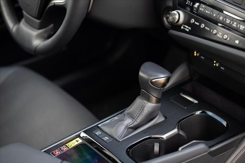 Lexus ES 300h 300H 2,5 HEV LIMITED EDITION - fotka 9 z 21