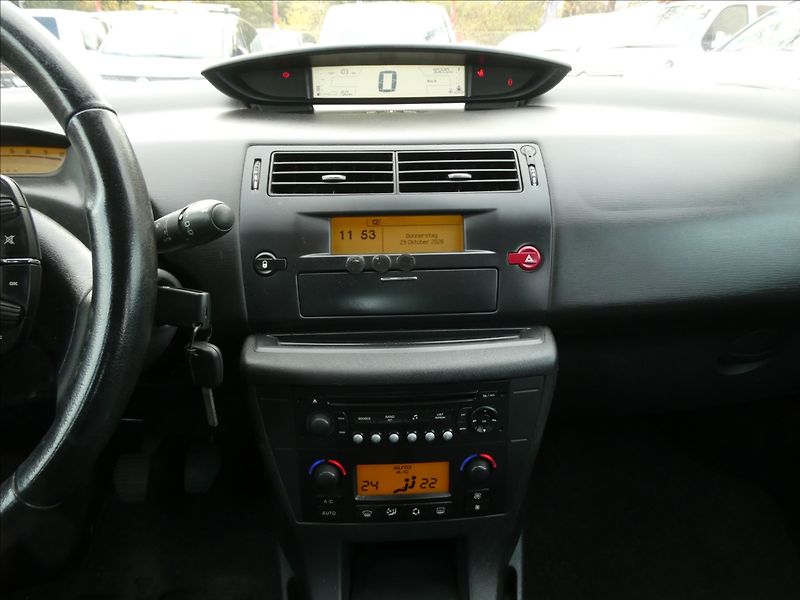 Citroën C4 1,6 i 80kW 2x kola, serviska - fotka 21 z 33