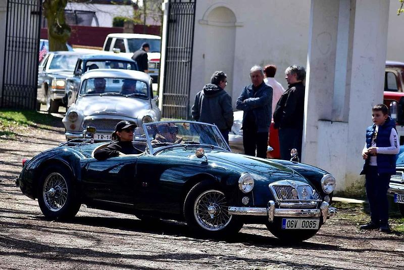 Kulatá světla, blýskající se chromy, brumlavé motory. Majitelům historických skvostů vyšla jejich první letošní projížďka na jedničku.