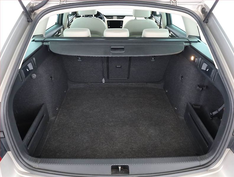 Škoda Octavia (2019) Ambition 2.0 TDI, Serv.kniha - fotka 17 z 17
