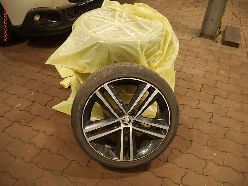 Škoda Rapid (2014) 1.2TSI, 1.maj, Xenon - fotka 18 z 18