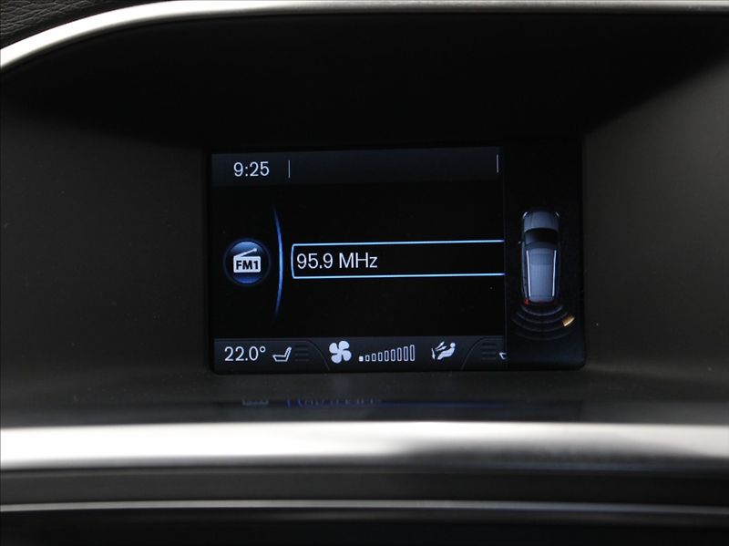 Volvo V60 2,4 D4 AT AWD R-Desing ČR - fotka 10 z 20