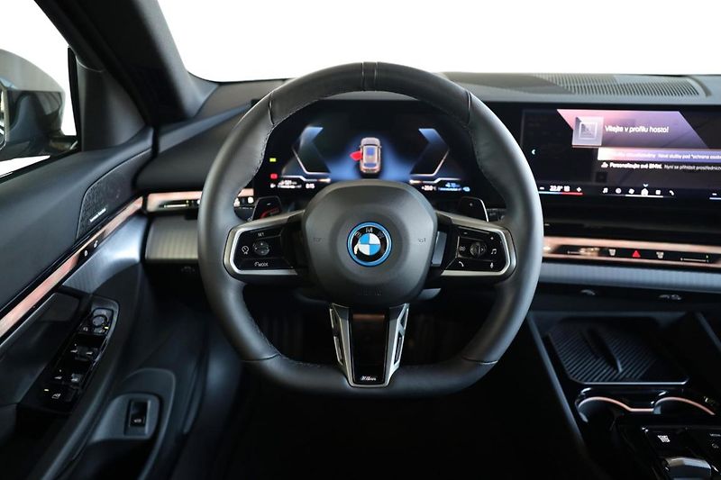 BMW Řada 5 530e xDrive Touring - fotka 26 z 32