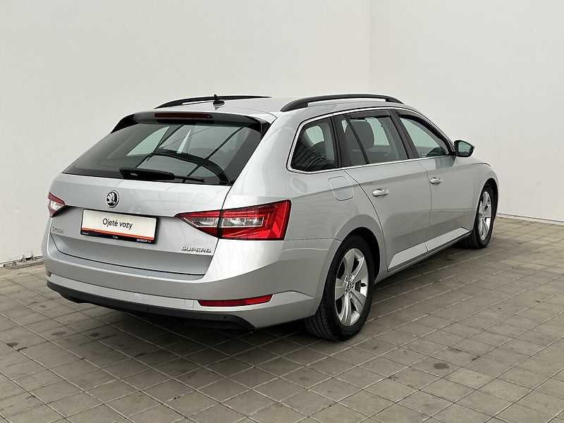 Škoda Superb 2.0 TDI Ambition - fotka 2 z 27