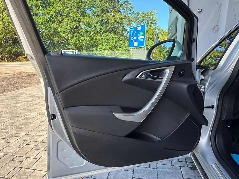 Opel Astra (2010) 1.6 16V Automat - fotka 8 z 36