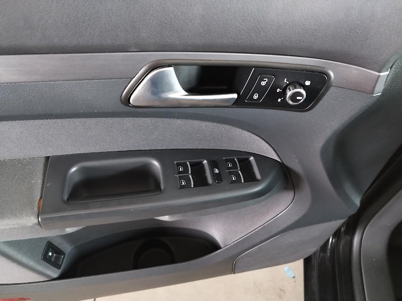 Volkswagen Touran (2012) 1,2TSI,77KW,KLIMA,ALU,SER.KN - fotka 20 z 26