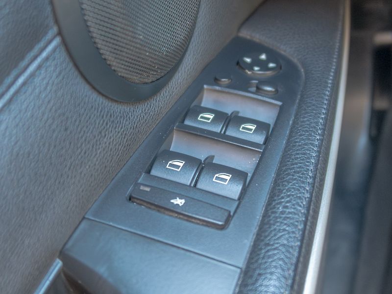 BMW Řada 3 (2011) 325i 160KW mat HK – NAVIGACE - fotka 32 z 52