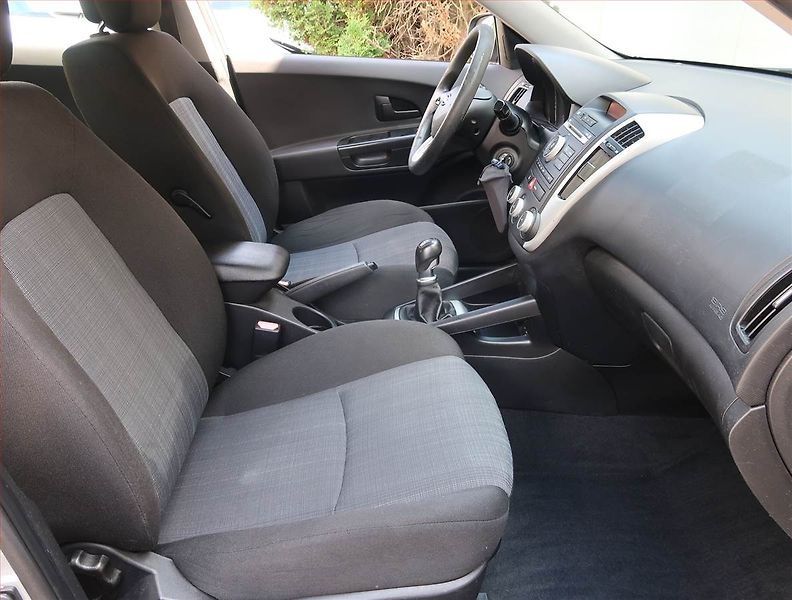 Kia Ceed (2011) 1.4 CVVT, po STK, slušný stav - fotka 9 z 17