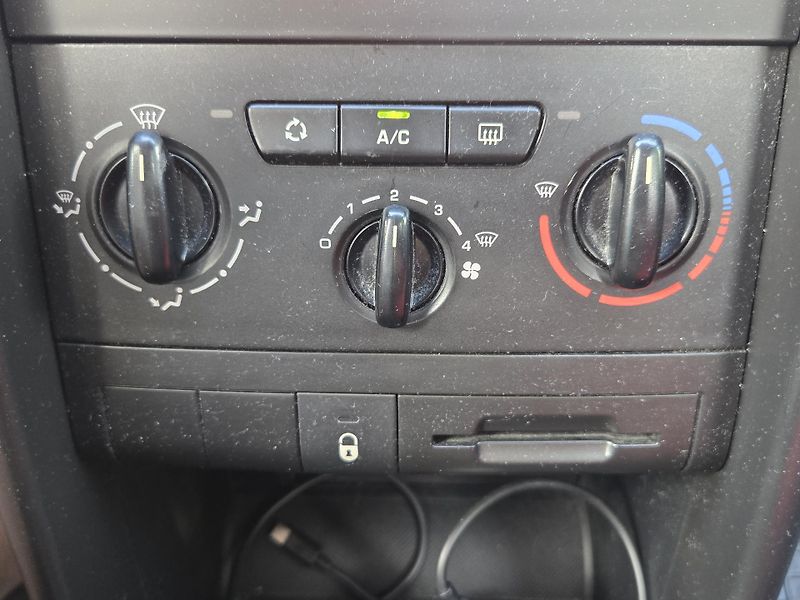 Peugeot 207 (2007) Peugeot 207 1.6 HDI  80KW RV 2 - fotka 26 z 26