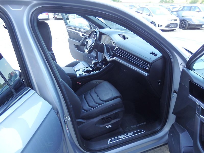 Volkswagen Touareg 4.0 TDI V8 310 kW R-LINE - fotka 11 z 26