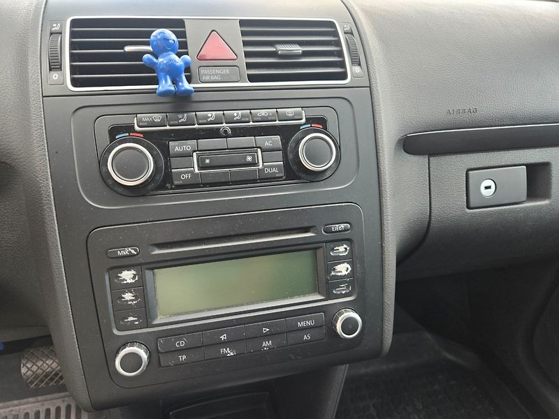 Volkswagen Touran (2012) 2.0 TDI DSG - fotka 11 z 20