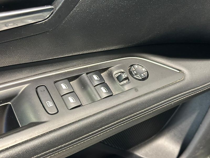 Peugeot 3008 (2018) 1.5BlueHDi,Allure,ČR,1.maj. - fotka 17 z 20