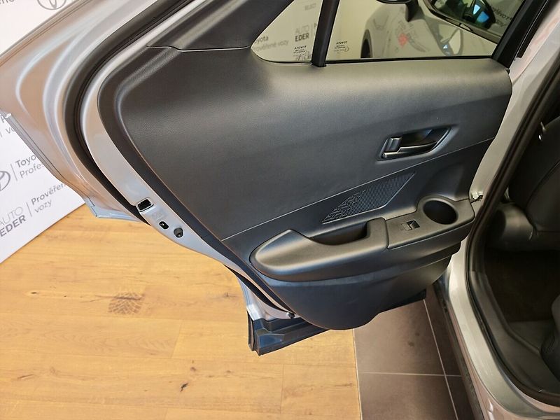 Toyota C-HR 2.0 Plug - in Hybrid ( 220k ) - fotka 20 z 37