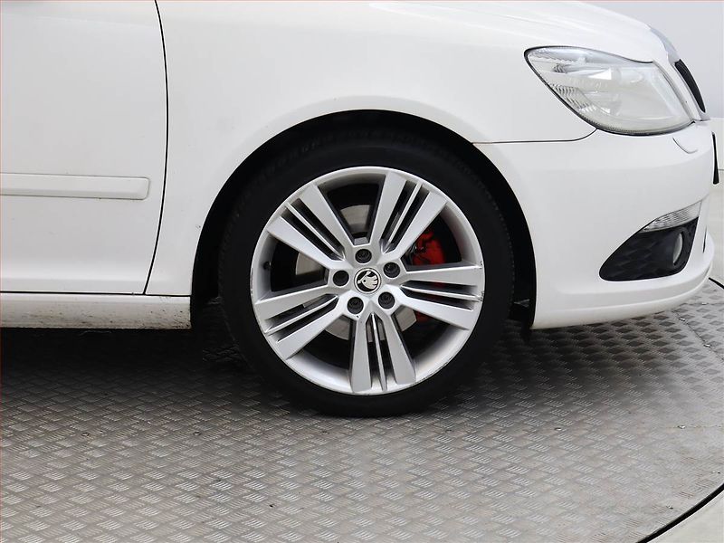 Škoda Octavia (2010) RS 2.0 TSI, Navi, Xenony - fotka 12 z 16