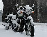 Vlastní garáž je luxus, který si nemůže dopřát každý, přesto není nutné nechat motorku přes zimu na mrazu.
