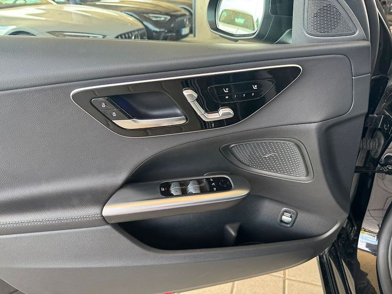 Mercedes-Benz Třídy C Avantgarde 4 MATIC kombi - fotka 17 z 20