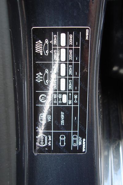 Volvo V60 (2013) PLUG-IN-HYBRID,2.4D6,AWD,158kW - fotka 30 z 78