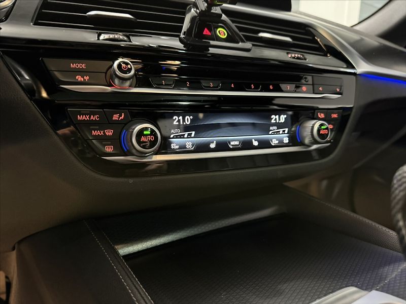BMW Řada 5 3,0   530D M-PAKET PANO LASER - fotka 22 z 48