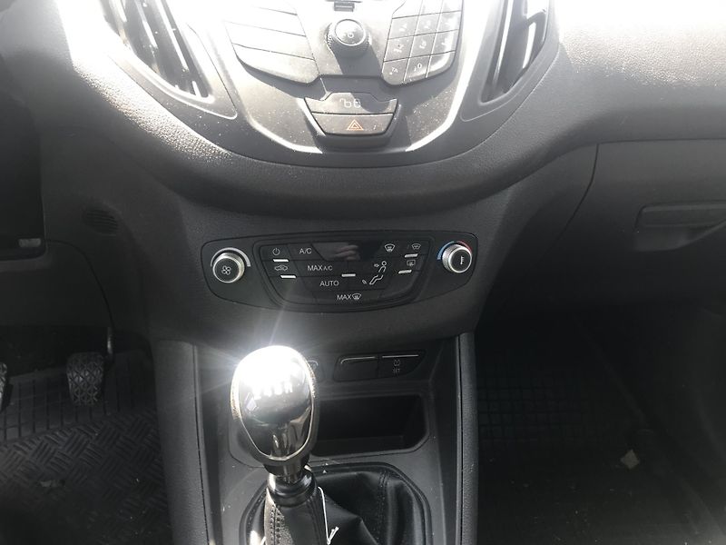 Ford Tourneo Courier 1.0 EcoBoost 74 KW VADA MOTORU - fotka 11 z 11