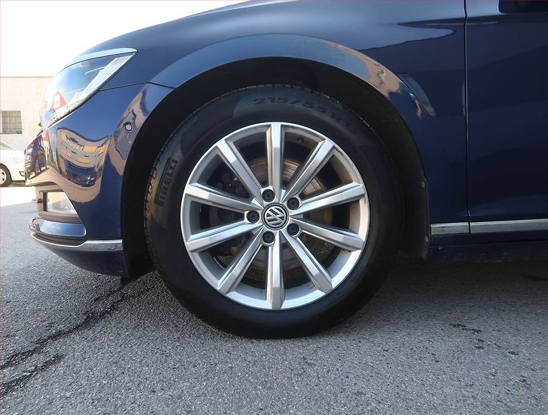 Volkswagen Passat (2019) 2.0 TDI, Kůže, Navi, Tempomat - fotka 15 z 19