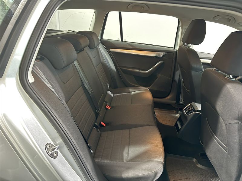Škoda Octavia 1,6   TDI KEY-LESS TAŽNÉ ČR - fotka 22 z 29