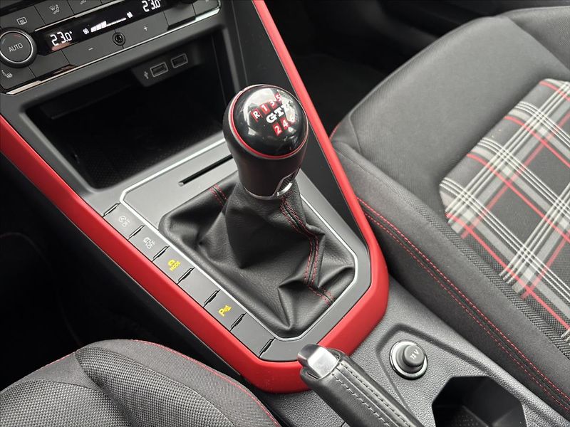 Volkswagen Polo 2,0 TSi 147kW MANUÁL GTI Beats - fotka 31 z 47