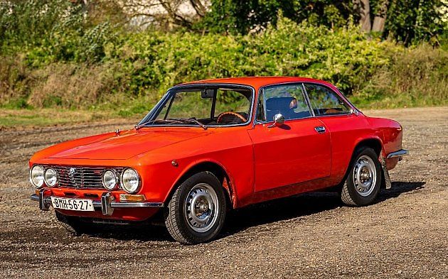 Vydražená Alfa Romeo 2000 GT Veloce, jejímž majitelem byl populární zpěvák Karel Gott., zdroj: Se svolením Aukro.cz