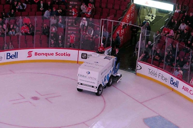 Dnes je to při hokejových utkáních samozřejmost. První stroj - rolba na úpravu ledu se zrodila před 75 lety. Zkonstruoval ji Frank Zamboni v Paramountu ve Spojených státech. Foto: Wikimedia Commons, Calle Eklund V-wolf, CC BY-SA 3.0