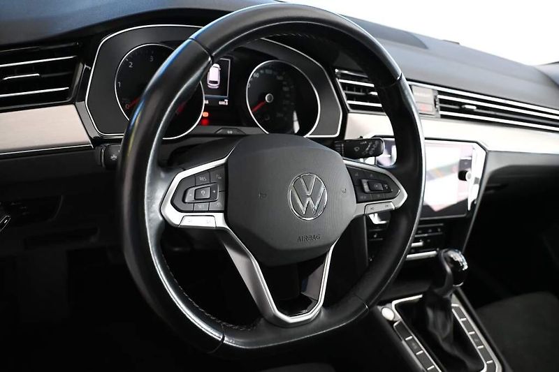Volkswagen Passat (2022) 2.0 ELEGANCE LED MATRIX ACC Ta - fotka 13 z 32
