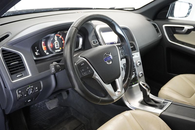 Volvo XC60 2,0 D4 AUTOMAT - fotka 13 z 32