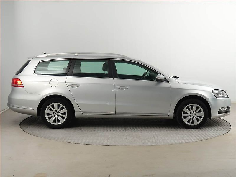 Volkswagen Passat (2011) 2.0 TDI, Automat, nová STK - fotka 6 z 20