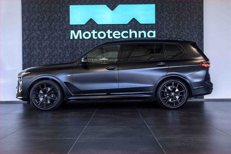 BMW X7 (2024) xDrive40i - fotka 3 z 25