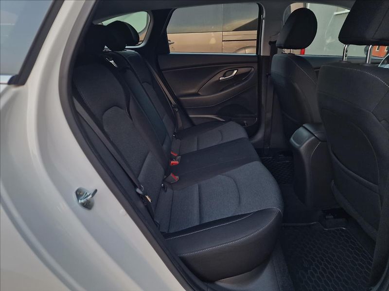 Hyundai i30 1.0 T-Gdi Family Smart Kombi - fotka 15 z 50