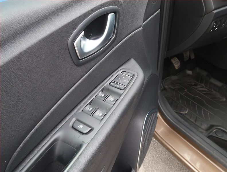 Renault Captur (2017) 1.2 TCe, Navi, Tempomat - fotka 16 z 17