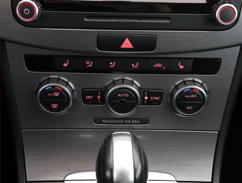 Volkswagen Passat (2014) 2.0 TDI, Automat, Xenony - fotka 12 z 17