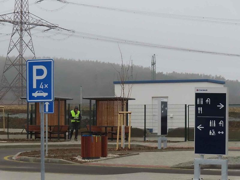 Dvě protilehlé odpočívky mezi sjezdy na Mirotice a Lety patří mezi nejmodernější a největší. Čerpačky jsou prý i technologicky nejvyspělejší v Čechách.